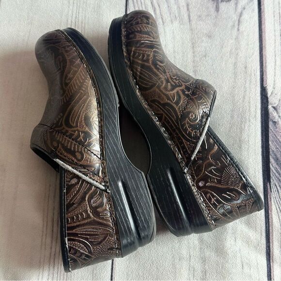 Dansko Professional Tooled Leather Clogs Sz 38 EU (7.5/8 US) Brown Nurse Shoes - Picture 6 of 9